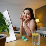 woman-wearing-sunscreen