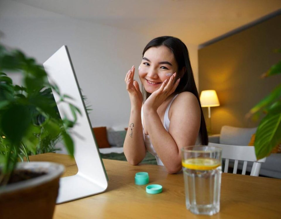 woman-wearing-sunscreen